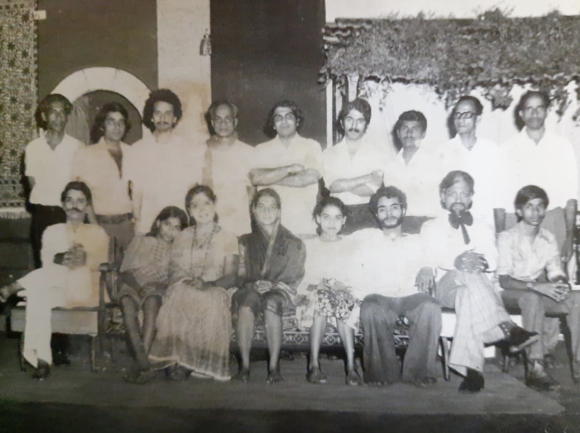 IMAGE 1_1976_crew group photograph on the sets of _kali ekda fulali hoti_